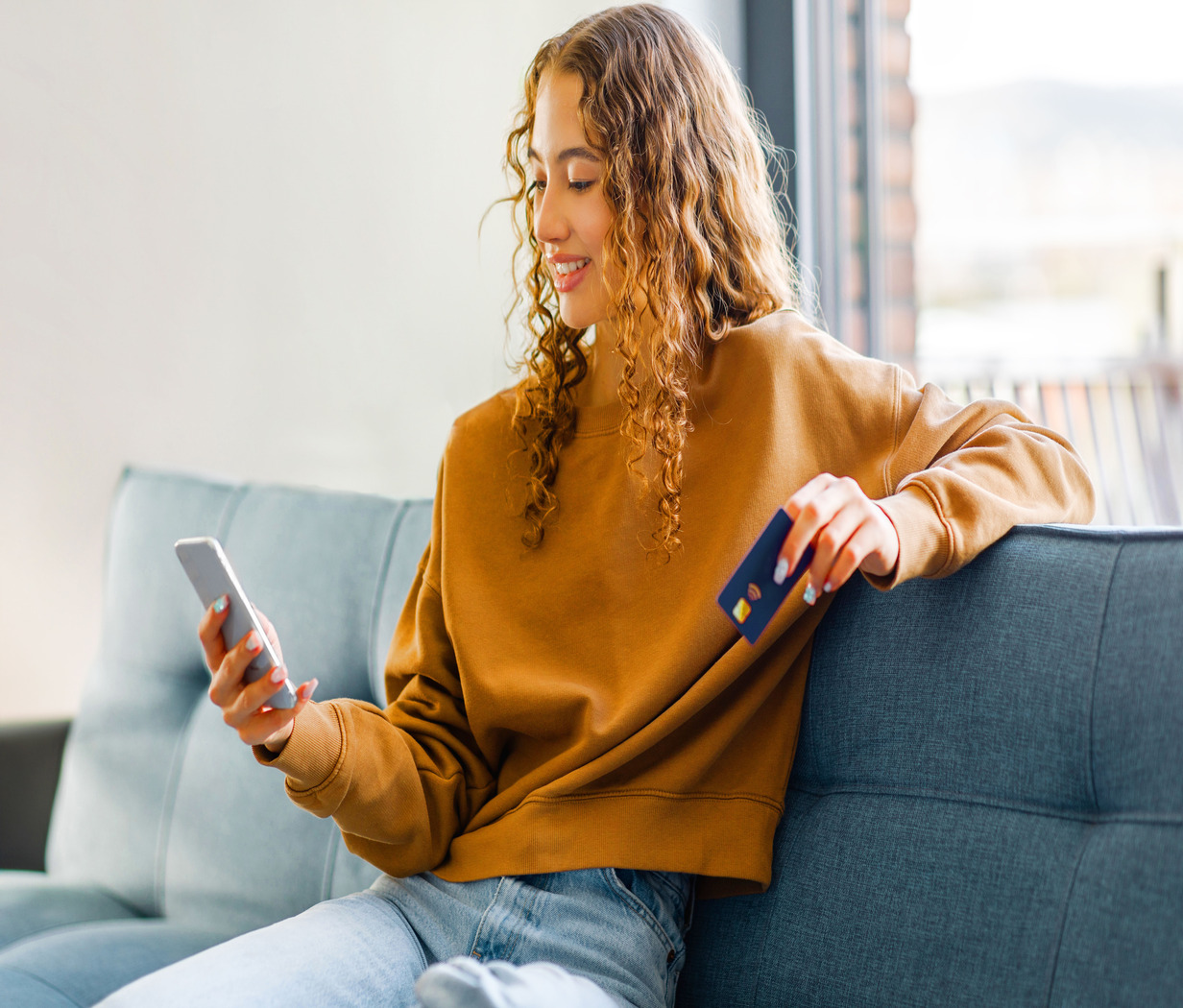 Woman with phone and card hero image resized Wanita dengan gambar pahlawan ponsel dan kartu diubah ukurannya